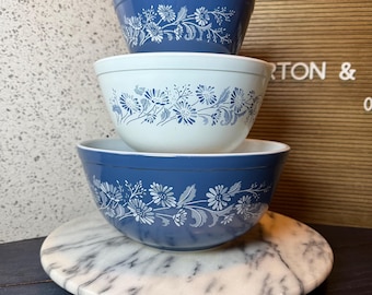 Set mit 3 PYREX Kolonialnebel Nistschalen - Vintage blaue und weiße Blumenglas-Rührschüsseln 401 402 403 Pyrex 1980er Jahre Glasküchendekor