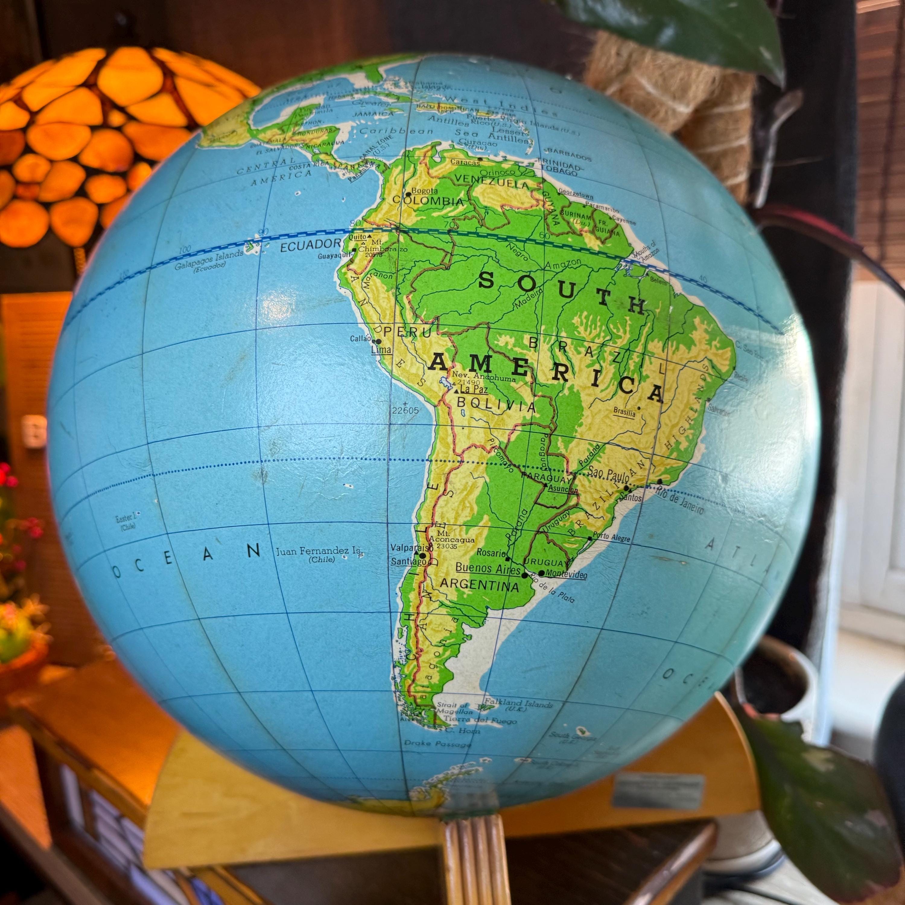 希少なヴィンテージ地球儀、木製スタンド付き。MCM 12インチ カート