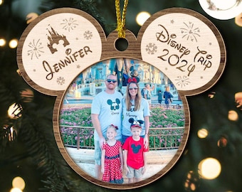 Adorno navideño personalizado de Disney con foto y nombre personalizados, orejas de Mickey, adorno navideño de madera de Disney, vacaciones familiares 2024, decoración para árbol de Navidad