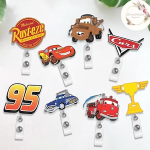 Puede incluir: Una colecci&oacute;n de carretes de insignia con tem&aacute;tica de Cars, con personajes como Rayo McQueen y Mate. Los carretes de insignia tienen un clip retr&aacute;ctil blanco. Un accesorio divertido para los fans de la pel&iacute;cula animada.