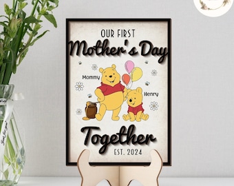 Placa de letrero de madera personalizada de Winnie The Pooh Disney nuestro primer día de la madre, regalo del día de la madre de mamá oso, regalo personalizado del nombre del niño de la mamá para mamá