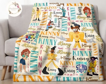Può includere: Una coperta in pile bianca con un motivo colorato che presenta i personaggi del film Disney 'La Principessa e il Ranocchio'. La coperta è ricoperta dal nome 'Kinny' ripetuto in vari colori e font. I personaggi includono Tiana, Naveen, Ray e Louis. La coperta presenta anche il testo 'Powerline Stand Out Tour'.