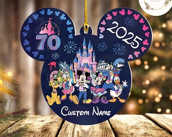 Adorno personalizado del 70 aniversario de Disneyland, Mickey y sus amigos, 70 años de magia, Vacaciones familiares en Disneyland, Adornos navideños 2025