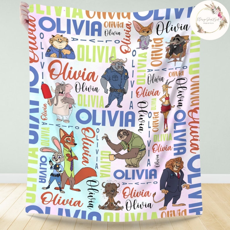 Pu&ograve; includere: Una copertina per neonati rosa, blu e verde con un motivo ripetuto del nome "Olivia" e personaggi di cartoni animati di animali di film d'animazione popolari. I personaggi includono un bradipo, una volpe, un leone, un ghepardo, un elefante, una gazzella e una fennec.