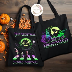 K&ouml;nnte beinhalten: Zwei schwarze Tragetaschen mit Halloween-Motiven. Eine zeigt Charaktere, die einen Zebrastreifen &uuml;berqueren, mit dem Text "The Nightmare Before Christmas". Die andere sagt "Welcome to my Nightmare!" mit einer Silhouette.