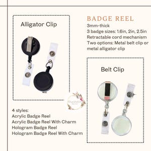 Puede incluir: Imagen de portatarjetas con pinzas de cocodrilo y de cintur&oacute;n. Los portatarjetas tienen 3 mm de grosor y vienen en tres tama&ntilde;os: 4,06 cm, 5,08 cm y 6,35 cm. La imagen tambi&eacute;n enumera cuatro estilos: Acr&iacute;lico, Acr&iacute;lico con Charm, Holograma y Holograma con Charm.