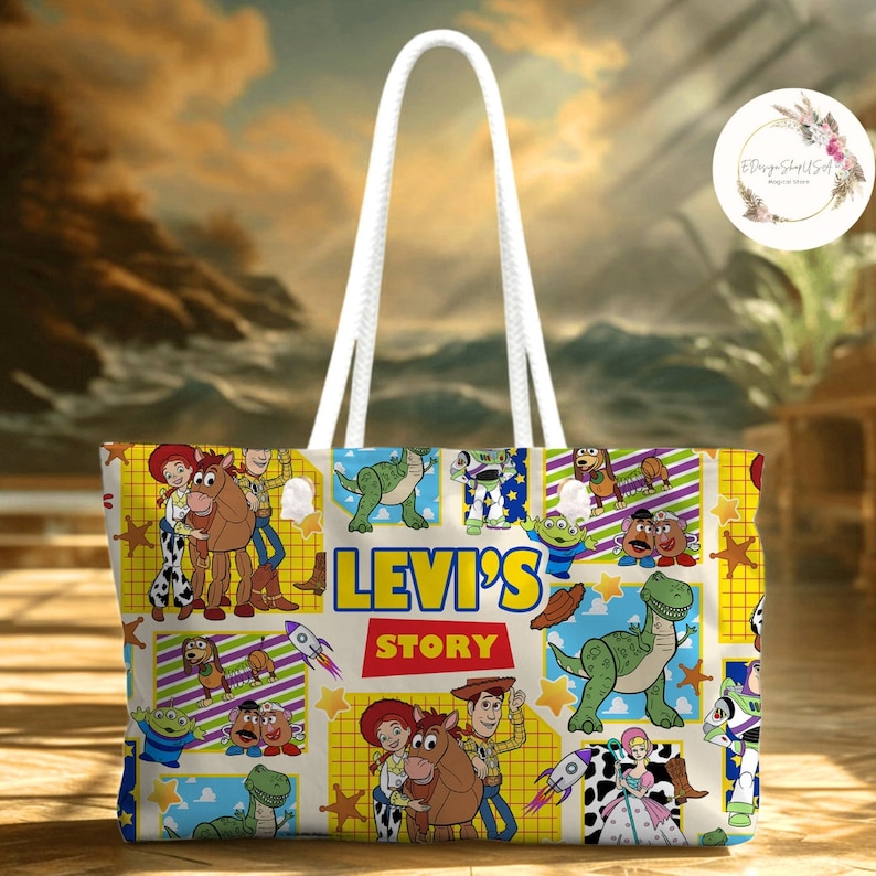 以下が含まれることがあります： おもちゃのストーリー映画フランチャイズのキャラクターをフィーチャーしたカラフルなデザインの白いトートバッグ。バッグは白いロープハンドルと、グリッドパターンが施された黄色の背景を持っています。デザインには、ウッディ、バズ・ライトイヤー、レックス、その他のキャラクターが含まれています。バッグには「Levi's Story」というテキストが赤と黒の文字で印刷されています。