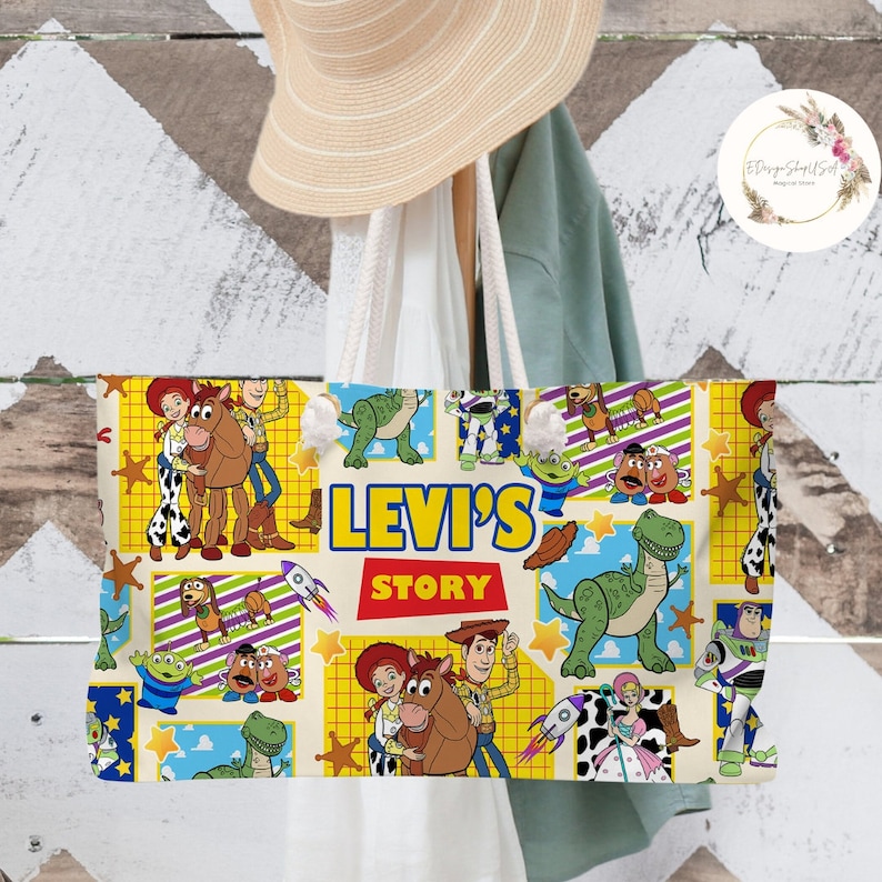 以下が含まれることがあります： 白地に、ウッディ、バズ・ライトイヤー、レックス、ジェシーなど、トイストーリーのキャラクターがカラフルなパターンで描かれたトートバッグ。白いロープ製のハンドルと、前面に「Levi's Story」の文字がプリントされています。