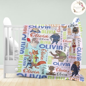 Pu&ograve; includere: Una copertina per neonati rosa e blu con un motivo colorato di animali dei cartoni animati e il nome "Olivia" ripetuto ovunque.