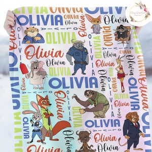 Pu&ograve; includere: Una coperta personalizzata colorata con diversi personaggi dei cartoni animati di film d'animazione popolari, tra cui un bradipo, una volpe, un coniglio, un leone e un toro. La coperta &egrave; decorata con il nome "Olivia" ripetuto su tutto il design.