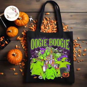 Puede incluir: Bolsa de lona negra con un gr&aacute;fico morado, verde y blanco de Oogie Boogie de Pesadilla Antes de Navidad. El gr&aacute;fico incluye un castillo, rayos y murci&eacute;lagos.