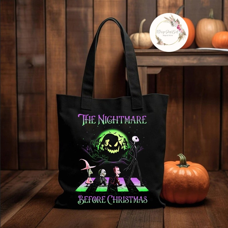 K&ouml;nnte beinhalten: Schwarze Tragetasche mit einem Grafikdesign aus "The Nightmare Before Christmas". Das Design zeigt Charaktere, die einen Zebrastreifen vor einem gr&uuml;nen Mond &uuml;berqueren, sowie den Text "The Nightmare Before Christmas."