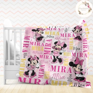 Puede incluir: Manta personalizada rosa y amarilla con tem&aacute;tica de Minnie Mouse. La manta presenta un patr&oacute;n repetido del nombre "Mira" e im&aacute;genes de Minnie Mouse en diferentes poses.