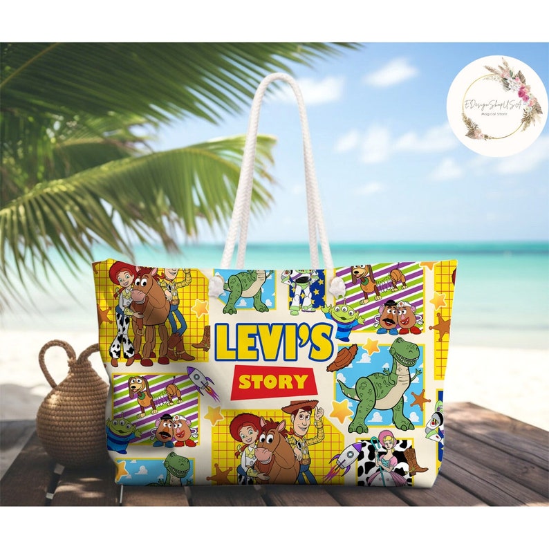 以下が含まれることがあります： トイストーリーの映画フランチャイズのキャラクターが描かれたカラフルなデザインの白いトートバッグ。バッグは黄色と白の市松模様で、「Levi's Story」の文字が書かれています。