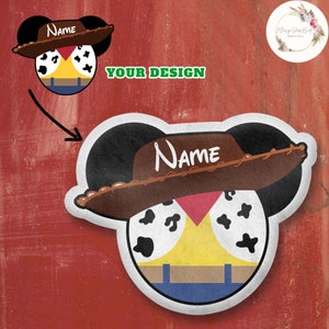 K&ouml;nnte beinhalten: Ein runder, wei&szlig;er Comic-Charakter mit schwarzen Ohren, einem braunen Cowboyhut mit dem Wort "Name" darauf und einem gelben Hemd mit wei&szlig;en Punkten. Der Charakter tr&auml;gt eine blaue Weste und eine blaue Hose.