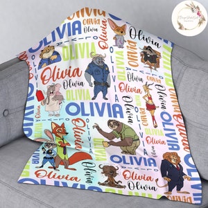 Pu&ograve; includere: Una copertina per neonati bianca e rosa con un motivo colorato di animali dei cartoni animati e il nome "Olivia" ripetuto ovunque.