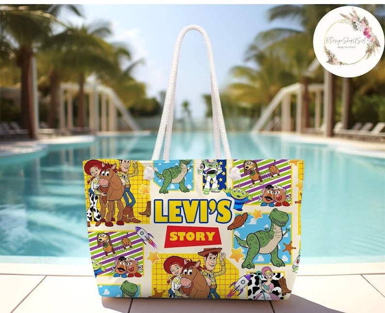 以下が含まれることがあります： おもちゃのストーリー映画フランチャイズのキャラクターが描かれたカラフルなデザインの白いトートバッグ。バッグには白いロープハンドルと、前面に「Levi's Story」という文字が印刷されています。