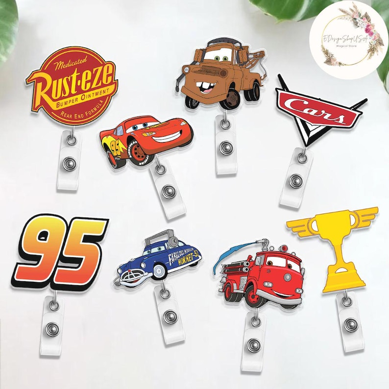 Puede incluir: Una colecci&oacute;n de carretes de insignia con tem&aacute;tica de Cars, con personajes como Rayo McQueen y Mate. Los carretes de insignia tienen un clip retr&aacute;ctil blanco. Un accesorio divertido para los fans de la pel&iacute;cula animada.