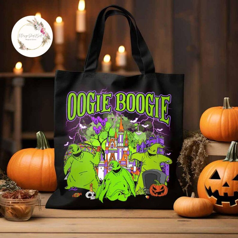 Puede incluir: Bolsa de tela negra con un gr&aacute;fico verde, morado y blanco de Oogie Boogie de Pesadilla Antes de Navidad. El gr&aacute;fico presenta a Oogie Boogie y otros personajes de la pel&iacute;cula, incluida la Mansi&oacute;n Embrujada.