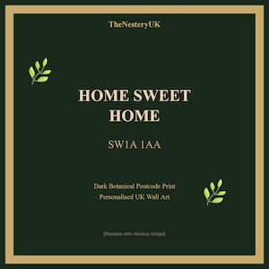 Puede incluir: Impresión de arte mural verde oscuro con borde dorado. El texto "HOME SWEET HOME" está centrado, con el código postal SW1A 1AA debajo. La impresión también incluye el texto "Dark Botanical Postcode Print, Personalised UK Wall Art".
