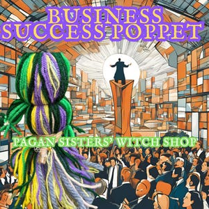 Puede incluir: Muñeca de lana verde, amarilla y morada con el texto "Business Success Poppet" y "Pagan Sisters' Witch Shop" sobre un fondo de una pintura de un hombre pronunciando un discurso ante una multitud.