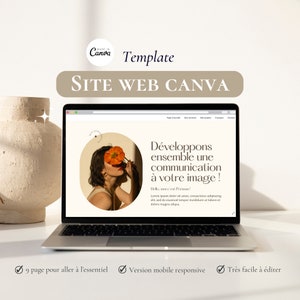 Peut inclure: Un ordinateur portable affichant un modèle de site web avec le texte "Développons ensemble une communication à votre image!" et "Hello, moi c'est Prénom!" Le modèle de site web présente une image circulaire d'une femme tenant une fleur devant son visage.