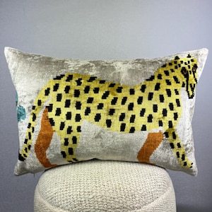 Oreiller ikat en velours : housse de coussin en soie à imprimé tigre