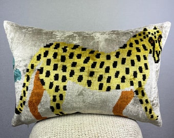 Almohada de terciopelo Ikat: Funda de cojín de seda con estampado de tigre