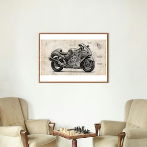 Op de afbeelding: Een ingelijste zwart-wit motorfiets blauwdruk kunstprint. De print toont een gedetailleerde illustratie van een motorfiets met technische annotaties. Het kunstwerk wordt weergegeven in een bruine houten lijst, geschikt voor wanddecoratie. De print wordt weergegeven in een kamer met twee fauteuils en een schaakspel.
