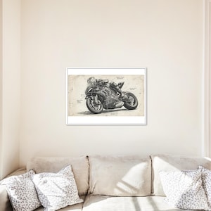 Puede incluir: Impresión artística enmarcada de un boceto de motocicleta en blanco y negro. La motocicleta está representada en un estilo de dibujo técnico detallado, con etiquetas que señalan varias partes. La obra de arte está sobre un fondo de papel vintage.