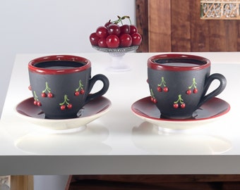 Set di 2 tazze Affascinanti tazze da caffè in ceramica con motivi a ciliegie e margherite / Artigianato artigianale / Arredamento da cucina / Regalo per gli amanti del caffè /