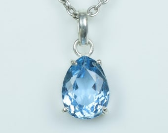 Colgante de pera con aguamarina: joya minimalista de plata de ley 925 para regalar.