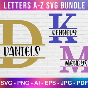 Op de afbeelding: Drie gesplitste monogram letters, D, K en M, met de namen "Daniels", "Kennedy" en "Mendys" geschreven onder de horizontale lijnen. De letters zijn respectievelijk goud, blauw en paars. De letters bevinden zich op een witte bakstenen achtergrond.