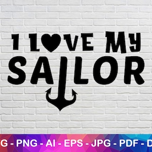 Könnte beinhalten: Schwarzweißes Grafikdesign mit dem Text "I LOVE MY SAILOR" und einem Anker unter dem Text. Das Design befindet sich auf einem weißen Ziegelhintergrund.