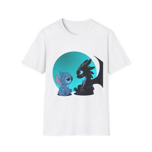 T-shirt Softstyle unisex Stitch e Sdentato, Lilo e Stitch, Come addestrare il tuo drago, T-shirt Disney, T-shirt Dreamworks