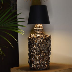 Handgefertigte Upcycled Flaschenlampe I Antike Bronze Mixed Media Decor I Nachhaltiges Steampunk Art Licht