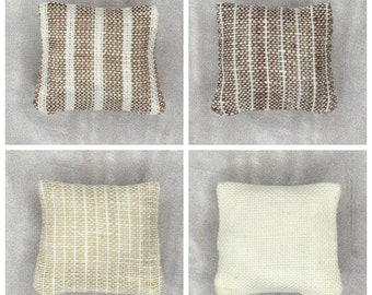 Almohada miniatura para casa de muñecas a escala 1:24, cojín de lino (2,5 x 2,5 cm)