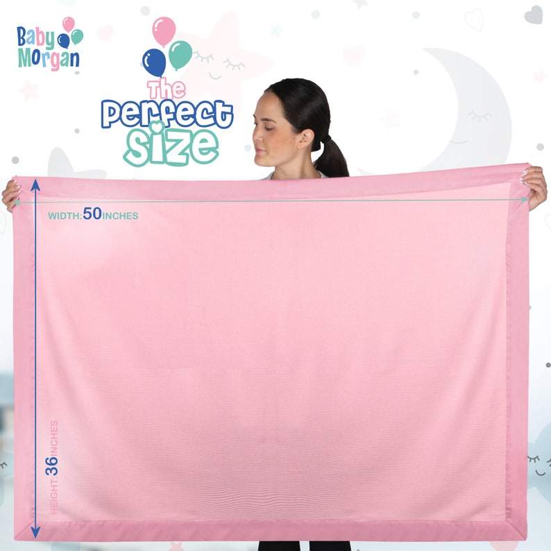 K&ouml;nnte beinhalten: Eine rosa Babydecke mit wei&szlig;em Rand, 127 cm breit und 91 cm hoch. Der Text "The Perfect Size" ist &uuml;ber der Decke sichtbar.