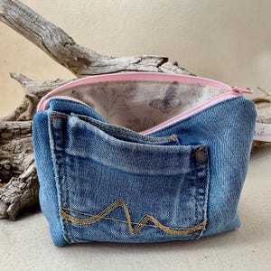 Personalisierte Jeans Kosmetiktasche, Upcycling mit Außentasche, Make-up Tasche, nachhaltiges Geschenk für sie, Unikat