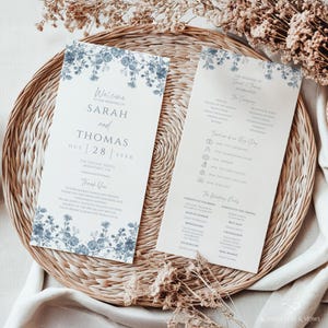 Modèle de programme de mariage bleu poussiéreux - Ordre de service floral modifiable, carte d'itinéraire en toile minimaliste, calendrier de cérémonie imprimable - BFV75