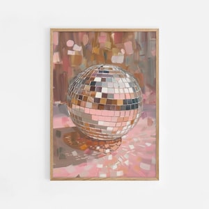 Puede incluir: Una bola de discoteca plateada sobre un fondo rosa y marrón. La bola de discoteca refleja la luz y proyecta una sombra sobre la superficie.