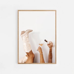Botas vaqueras + impresión de arte digital rosado, estética country occidental, fotografía de moda neutra moderna, botas vaqueras femeninas, decoración del hogar