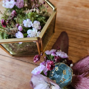 Glass wedding ring box, floral decoration and buttonhole dice 20