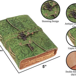 Puede incluir: Diario de cuero verde con un dise&ntilde;o de ojo de cerradura y un dije de llave decorativo. El diario mide 17,8 cm de alto y 12,7 cm de ancho. Tiene una encuadernaci&oacute;n copta y un cierre de correa de cuero.