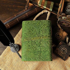 Grimorio de cuero repujado: Libro de las Sombras de lapislázuli con papel de bordes irregulares imagen 4