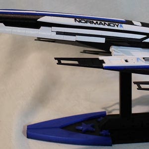 SSV Normandy SR2-1 Starship Model, Multicolor 3D Printed Replica for Sci-Fi Decor