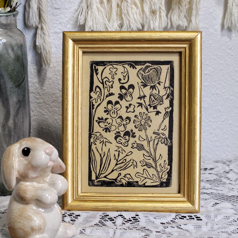 Gravura em linóleo "Jardim de Flores Silvestres" 5x7, Arte floral minimalista em tinta preta sobre papel artesanal, Arte botânica para parede, Impressão original imagem 2