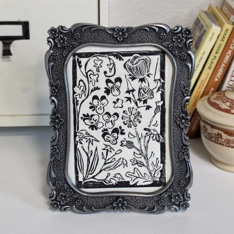 Gravura em linóleo "Jardim de Flores Silvestres" 5x7, Arte floral minimalista em tinta preta sobre papel artesanal, Arte botânica para parede, Impressão original imagem 1