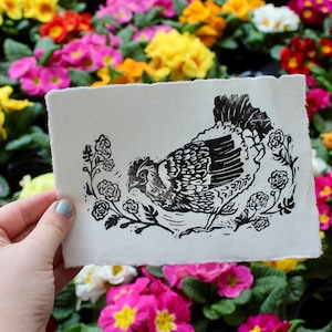 Stampa artistica in linoleum 5x7 fatta a mano con fiori da giardino, pollo, tagete, rustico, country, stampa a blocchi, stile ranch vintage, decorazione murale, linoleografia, fattoria di galli