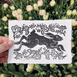 Black Rabbit Spring Botanical Gingko Leaf Stampato a mano Linoleografia BlockPrint 5x7" Stampa artistica originale su carta con bordo frastagliato fatta a mano